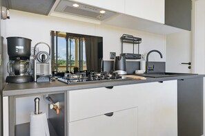 Refrigerador, microondas, placa de cocina, lavavajillas