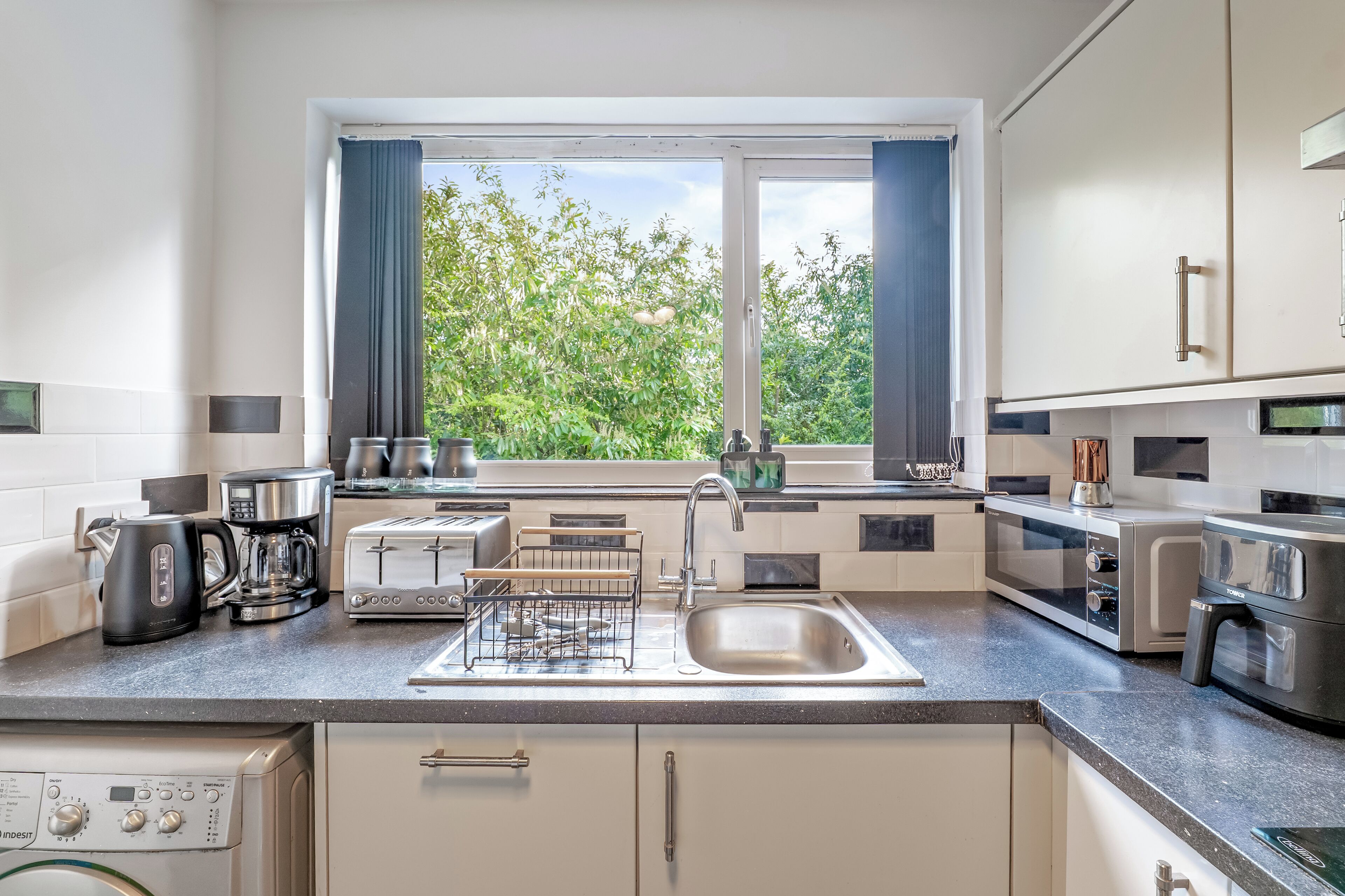 Coffee/tea maker, fridge, microwave, oven