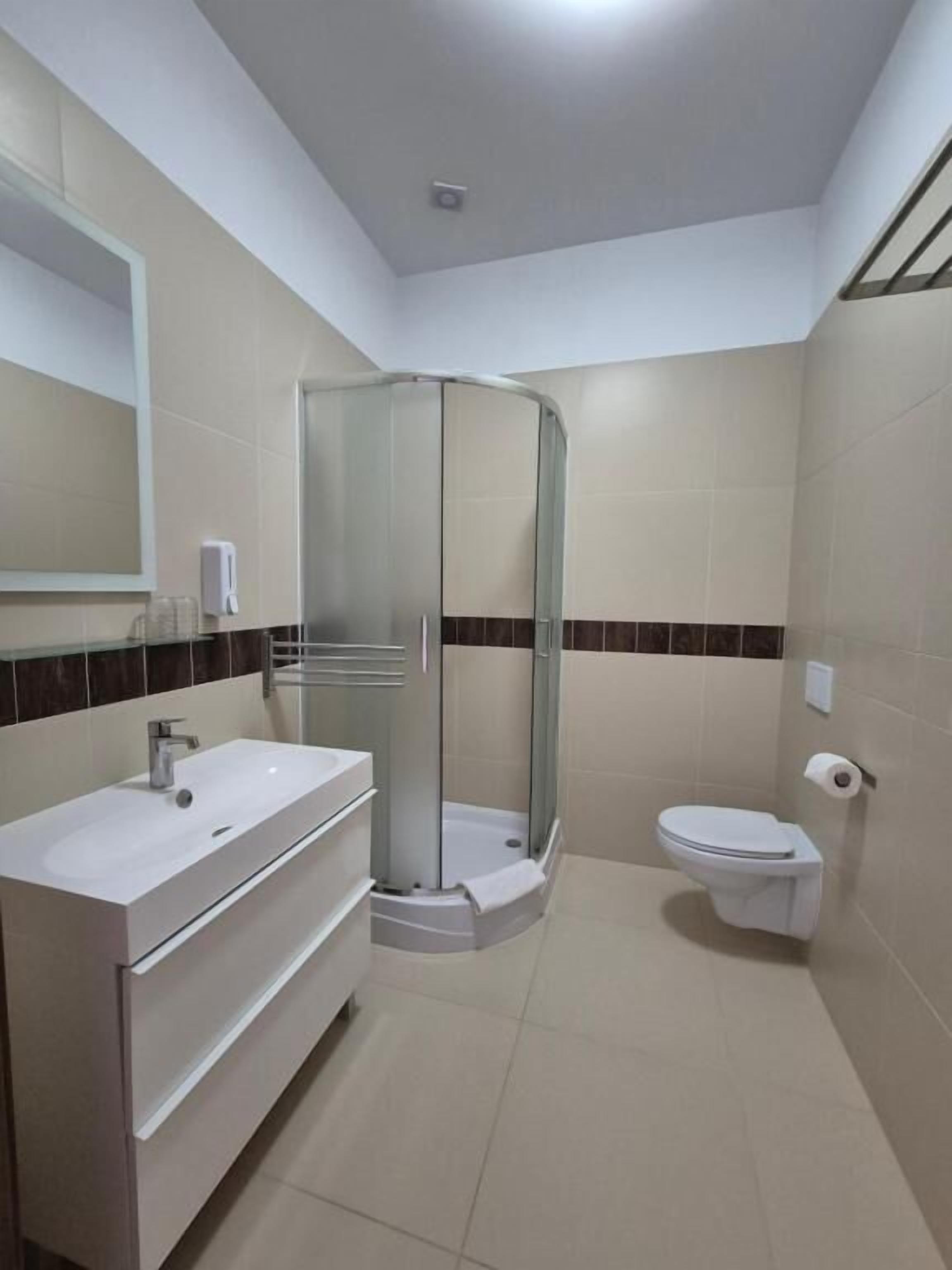 Chambre Triple Familiale, vue montagne | Salle de bain | Douche, articles de toilette gratuits, sèche-cheveux