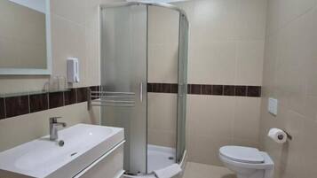 Chambre Triple Familiale, vue montagne | Salle de bain | Douche, articles de toilette gratuits, sèche-cheveux