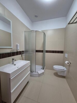Chambre Triple Familiale, vue montagne | Salle de bain | Douche, articles de toilette gratuits, sèche-cheveux