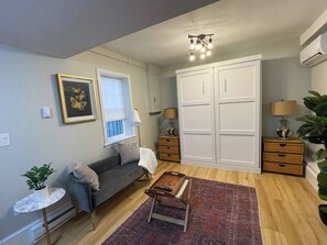 TV, offices - Renovated Studio, near hospitals, MBTA (Brookline)
