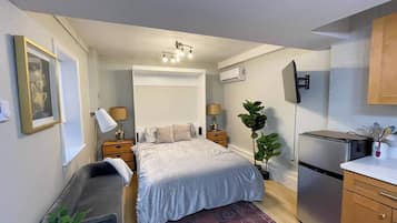 Iron/ironing board, travel crib, free WiFi, bed sheets