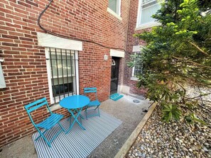 Outdoor dining - Renovated Studio, near hospitals, MBTA (Brookline)