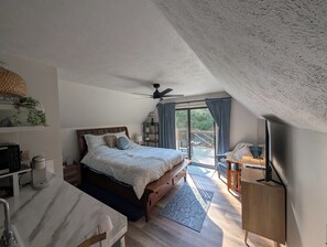 6 bedrooms, desk, iron/ironing board, free WiFi