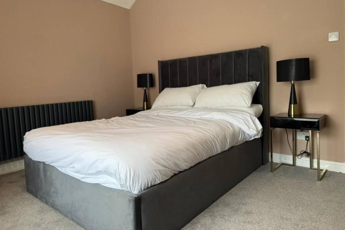 Suite, 1 grand lit | Fer et planche à repasser, accès au Wi-Fi (inclus)