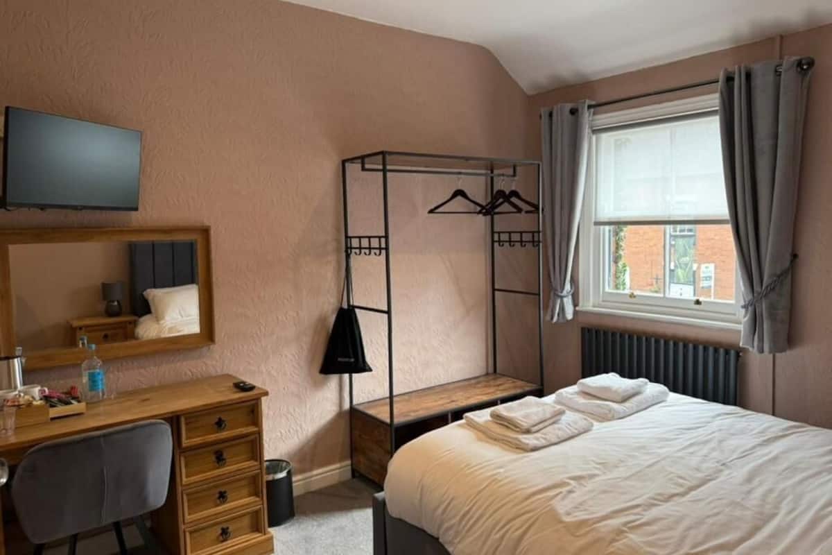 Chambre Standard double, 1 grand lit | Fer et planche à repasser, accès au Wi-Fi (inclus)