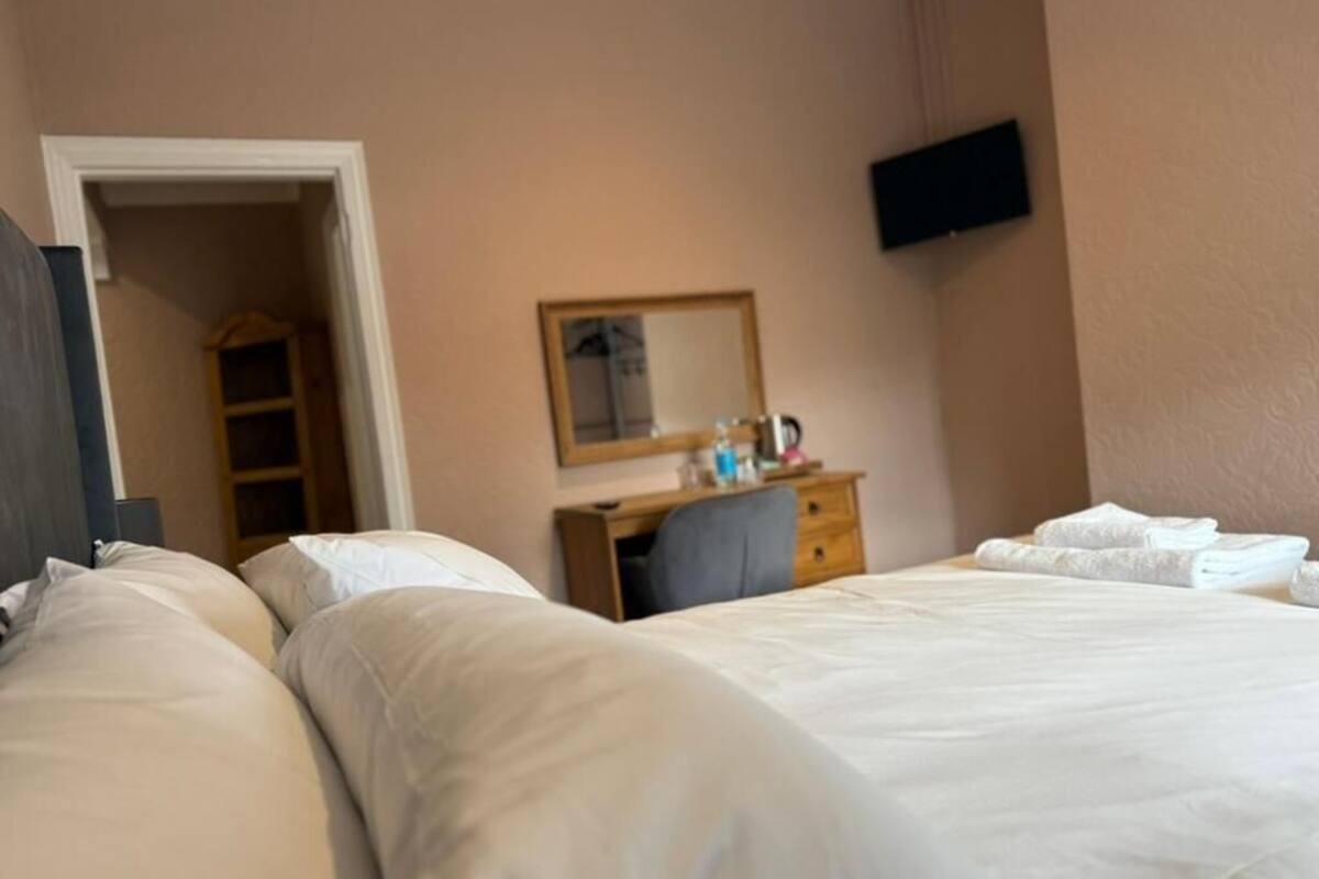 Chambre Deluxe double, 1 grand lit | Fer et planche à repasser, accès au Wi-Fi (inclus)