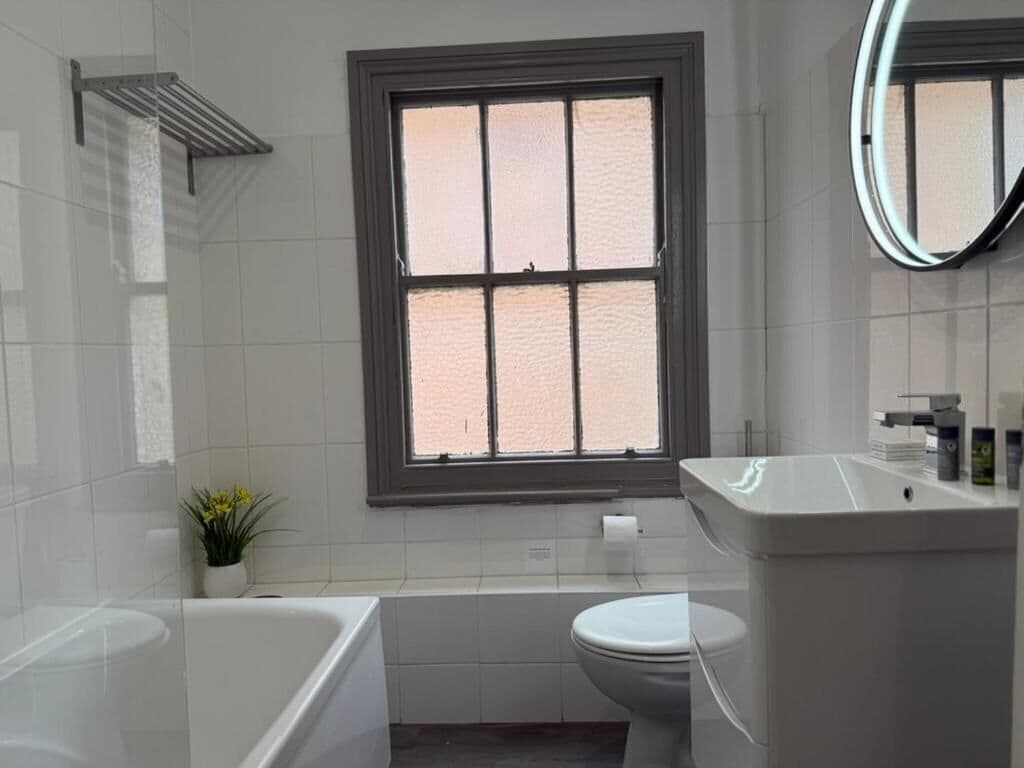 Deluxe Double Room, 1 Queen Bed | Bathroom