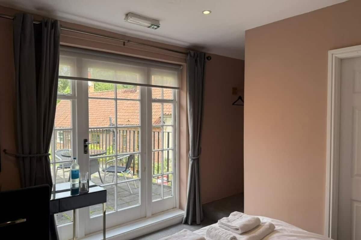 Double Room, 1 Double Bed | Iron/ironing board, WiFi (free)