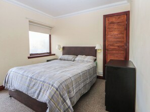 2 bedrooms, individually decorated, individually furnished, free WiFi - Seaview Apartment 5 (Y Felinheli)