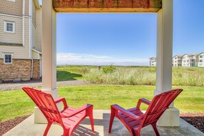 Terrace/patio - 212 - Life's a beach, take a paws and relax (Westport)