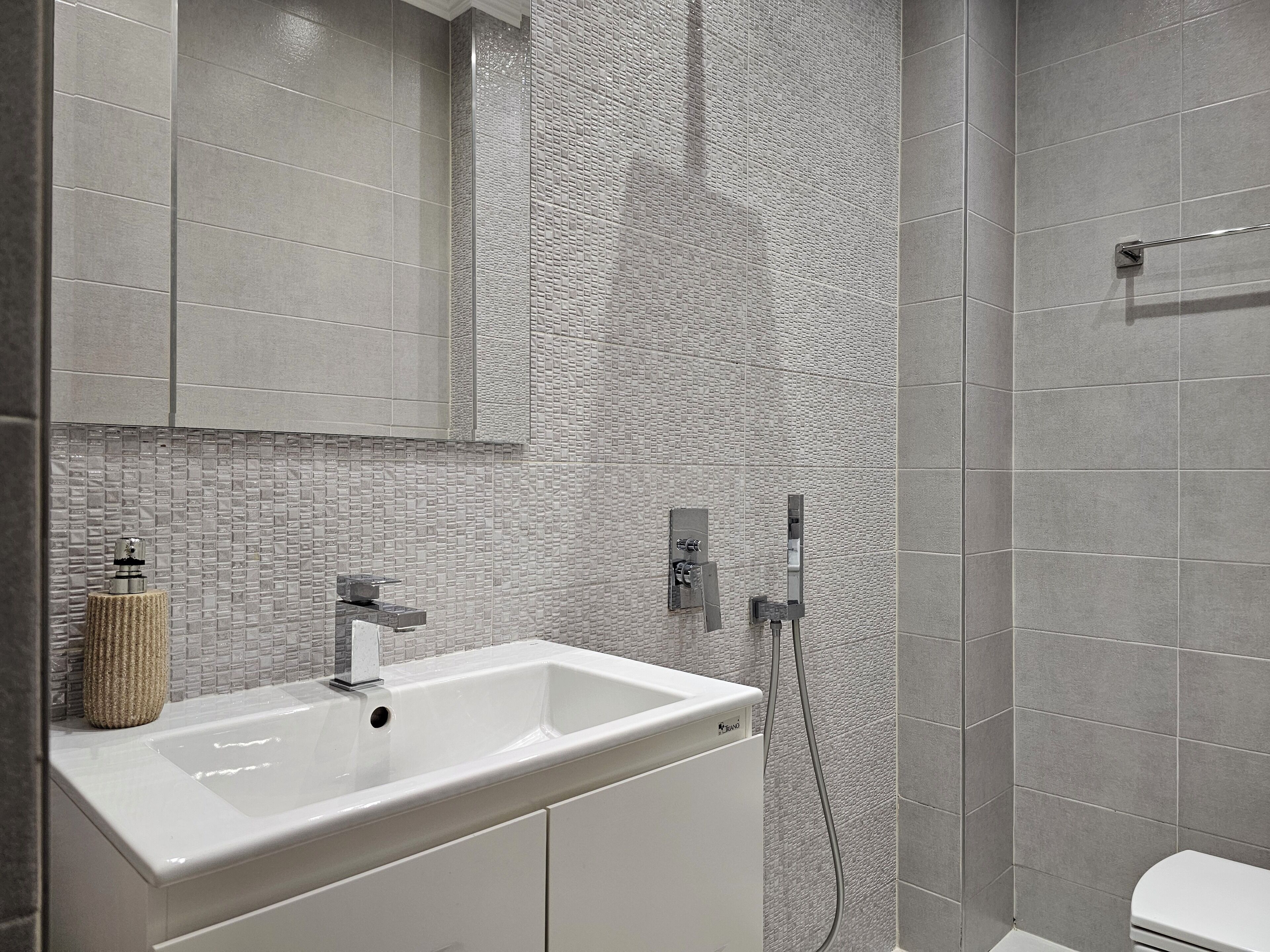 Secadora de cabello, toallas, jabón, papel de baño 