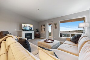 Smart TV, fireplace, DVD player, stereo - 935 - Beach Days are the Best Days (Westport)
