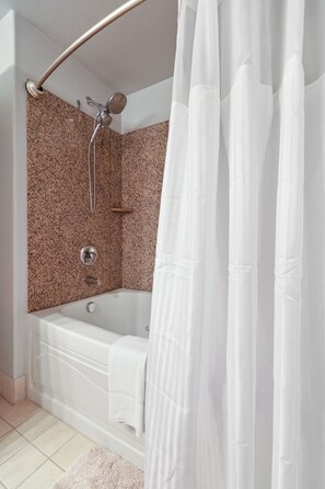Baignoire à jets, sèche-cheveux, serviettes fournies
