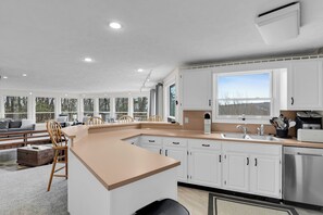 Microwave, oven, stovetop, dishwasher - Above It All in the Poconos, for slow mornings, firelit nights, no distractions. (Lake Harmony)