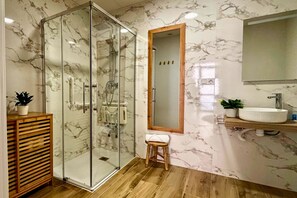 Shower, towels, toilet paper - Travel Habitat Santo Domingo Loft (València)