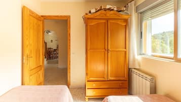 3 bedrooms, bed sheets