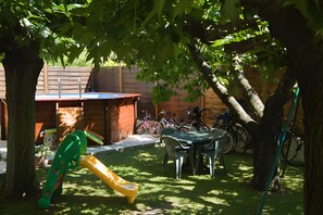 Children’s area - Apartment 'La Maison Fleurie' with Private Terrace, Wi-Fi, and Air Conditioning (Saint-Rémy-de-Provence)
