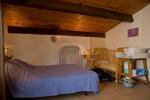 1 bedroom, iron/ironing board, WiFi, bed sheets - Apartment 'La Maison Fleurie' with Private Terrace, Wi-Fi, and Air Conditioning (Saint-Rémy-de-Provence)