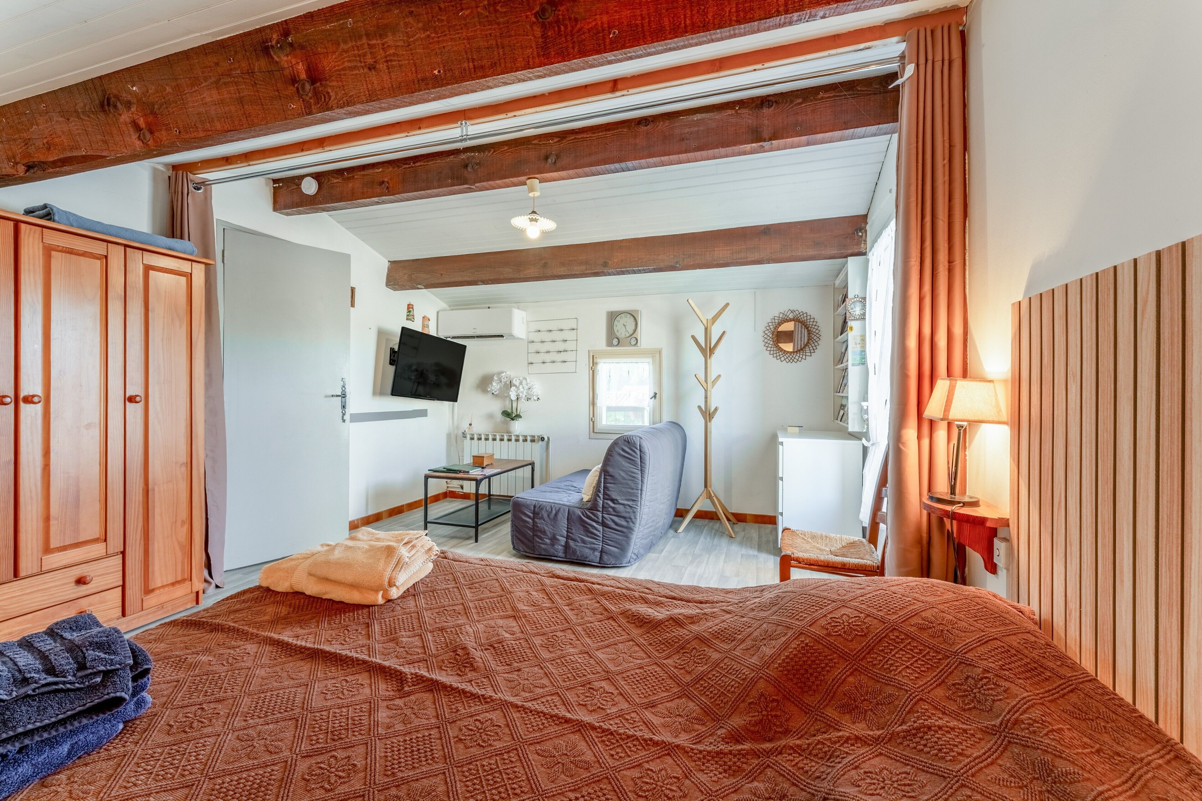1 habitación, tabla de planchar con plancha, wifi y ropa de cama 