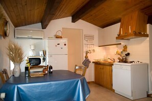 Fridge, microwave, oven, stovetop - Apartment 'La Maison Fleurie' with Private Terrace, Wi-Fi, and Air Conditioning (Saint-Rémy-de-Provence)