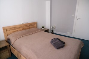 3 habitaciones, tabla de planchar con plancha, wifi y ropa de cama 