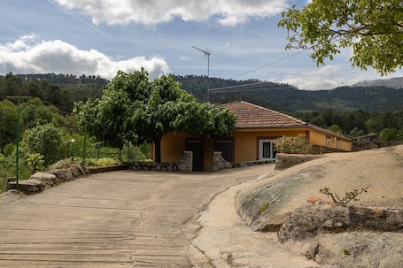 Property grounds. Lakeside House Alberche B - Lake Burguillo, Gredos Mountains