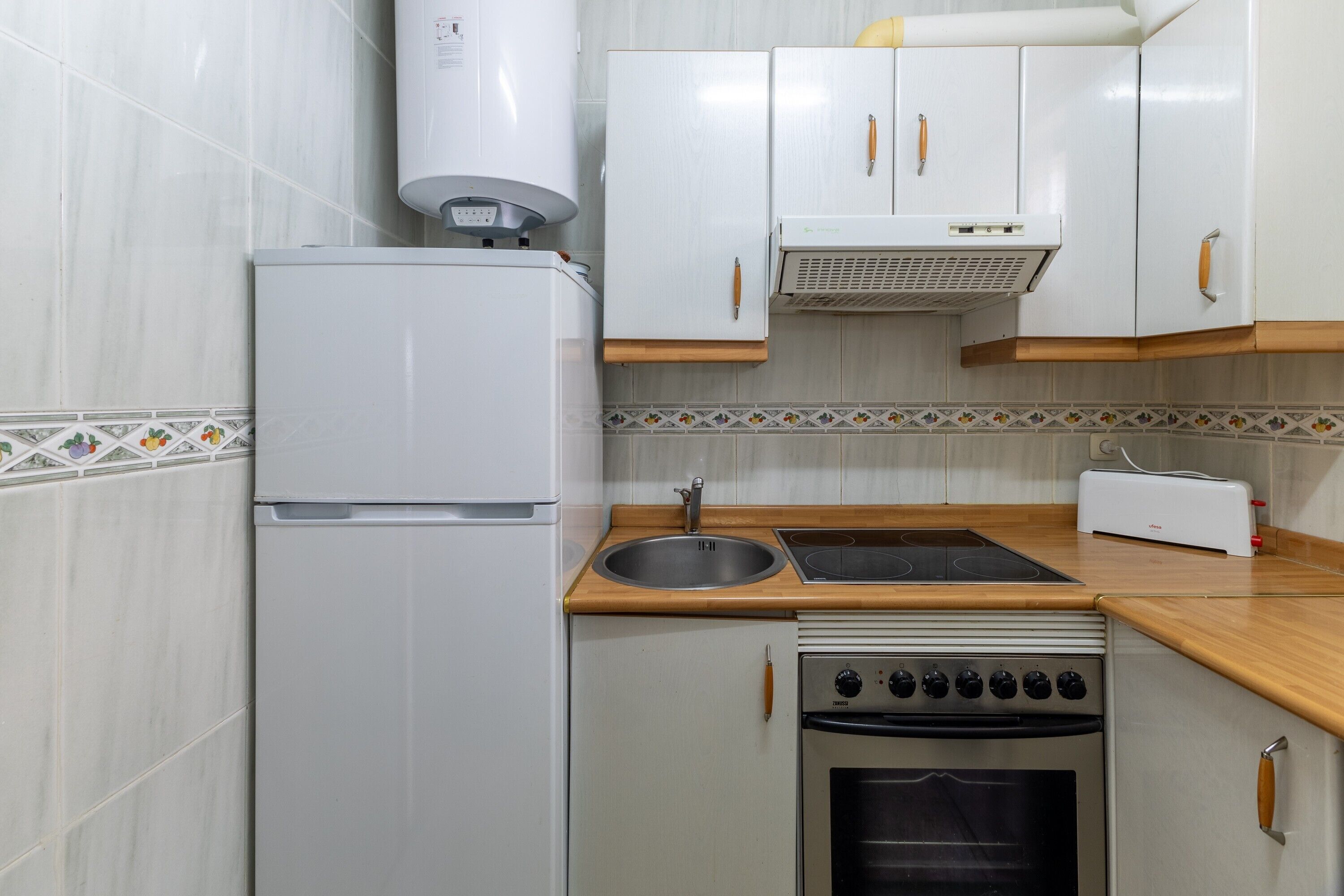 Frigorífico, microondas, horno y placa de cocina