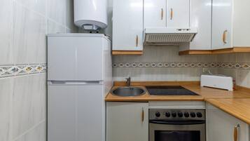Frigorífico, microondas, horno y placa de cocina