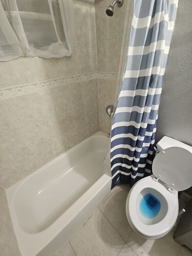 Spacious Retreat- 10 mins to FLL Airport/beach