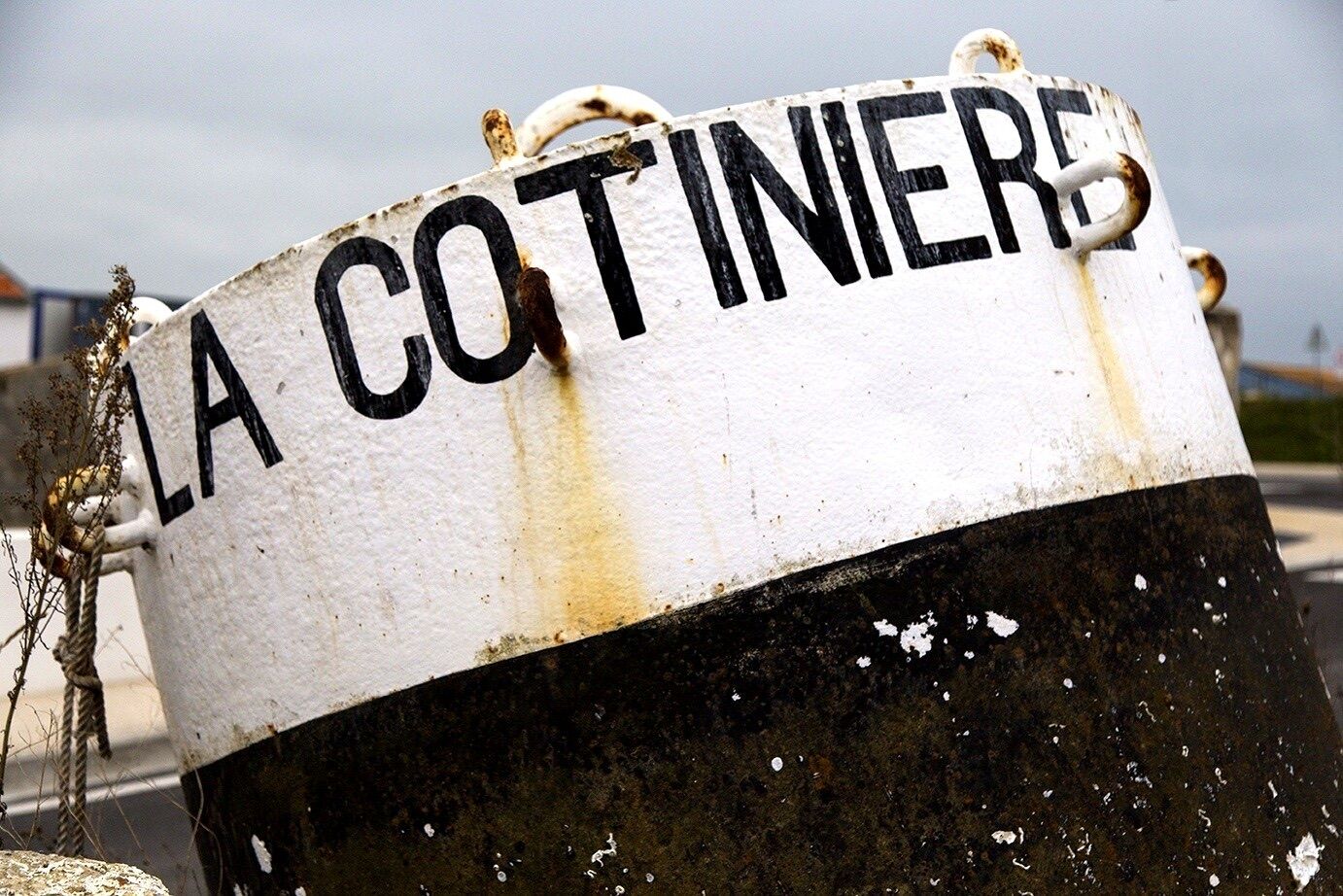 Ein Boot mit dem Namen 'LA COTINIERS' auf der Seite.
