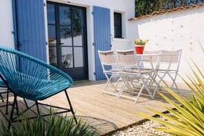 Superior House, Garden View | Outdoor dining - Clos des Aigrettes  (La Cotinière)