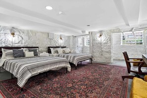 6 bedrooms, iron/ironing board, WiFi, bed sheets - The Crimson Cottage- A Premium Highlands Retreat! (Louisville)