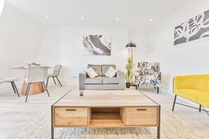 Living area - The Residence by Guestz (Cheltenham)