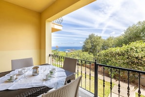 Outdoor dining - Sea View Isola Rossa Apartment with Sea View, Wi-Fi, and Air Conditioning (Paduledda)