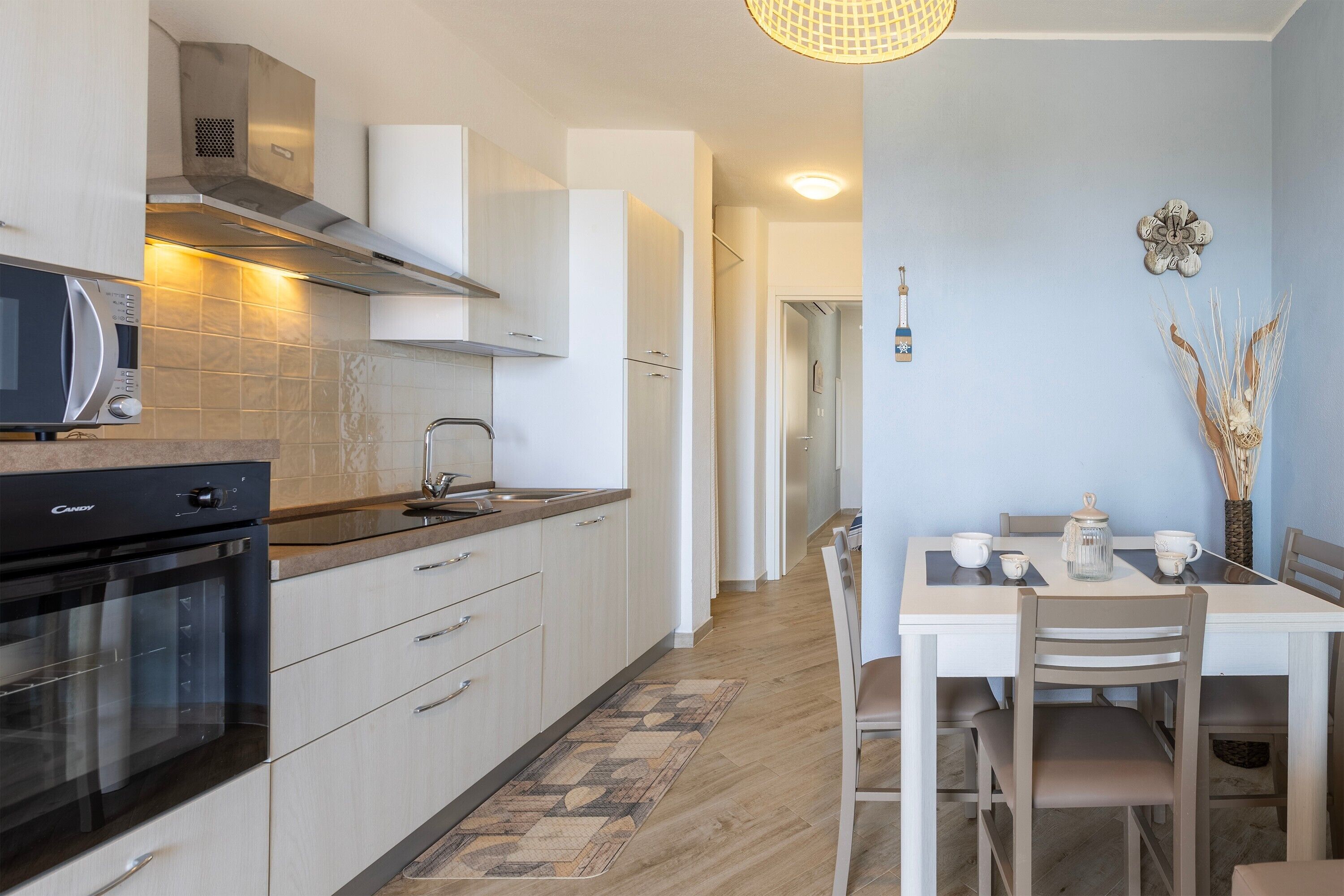 Frigorífico, microondas, placa de cocina y cafetera o tetera