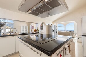 Fridge, microwave, oven, dishwasher - Sea Views Villa La Rosa 5 Bed 4 Bath & Heated Pool (Mijas Costa)