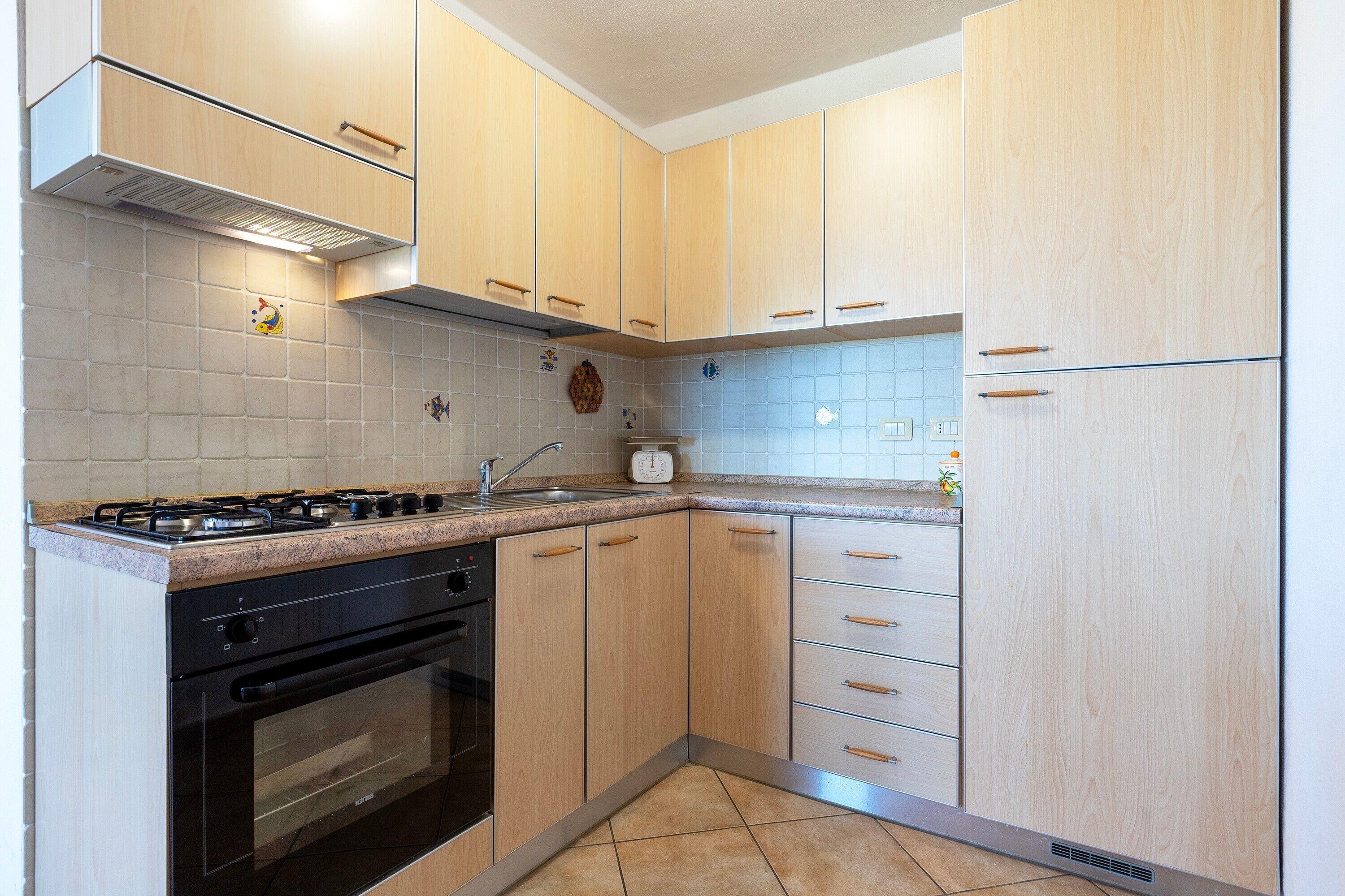 Kühlschrank, Mikrowelle, Herdplatte, Wasserkocher mit Kaffee-/Teezubehör