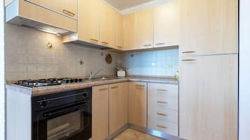 Kühlschrank, Mikrowelle, Herdplatte, Wasserkocher mit Kaffee-/Teezubehör