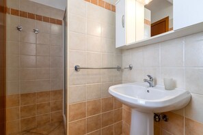 Shower, hair dryer, towels - Sea View Isola Rossa Apartment with Sea View, Wi-Fi, and Air Conditioning (Paduledda)