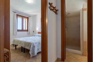 1 bedroom, iron/ironing board, WiFi, bed sheets - Sea View Isola Rossa Apartment with Sea View, Wi-Fi, and Air Conditioning (Paduledda)