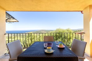 Outdoor dining - Sea View Isola Rossa Apartment with Sea View, Wi-Fi, and Air Conditioning (Paduledda)