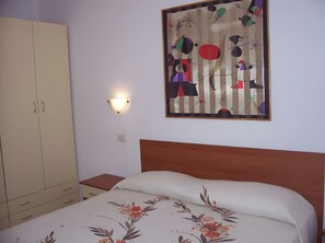 1 slaapkamer, een strijkplank/strijkijzer, wifi, beddengoed