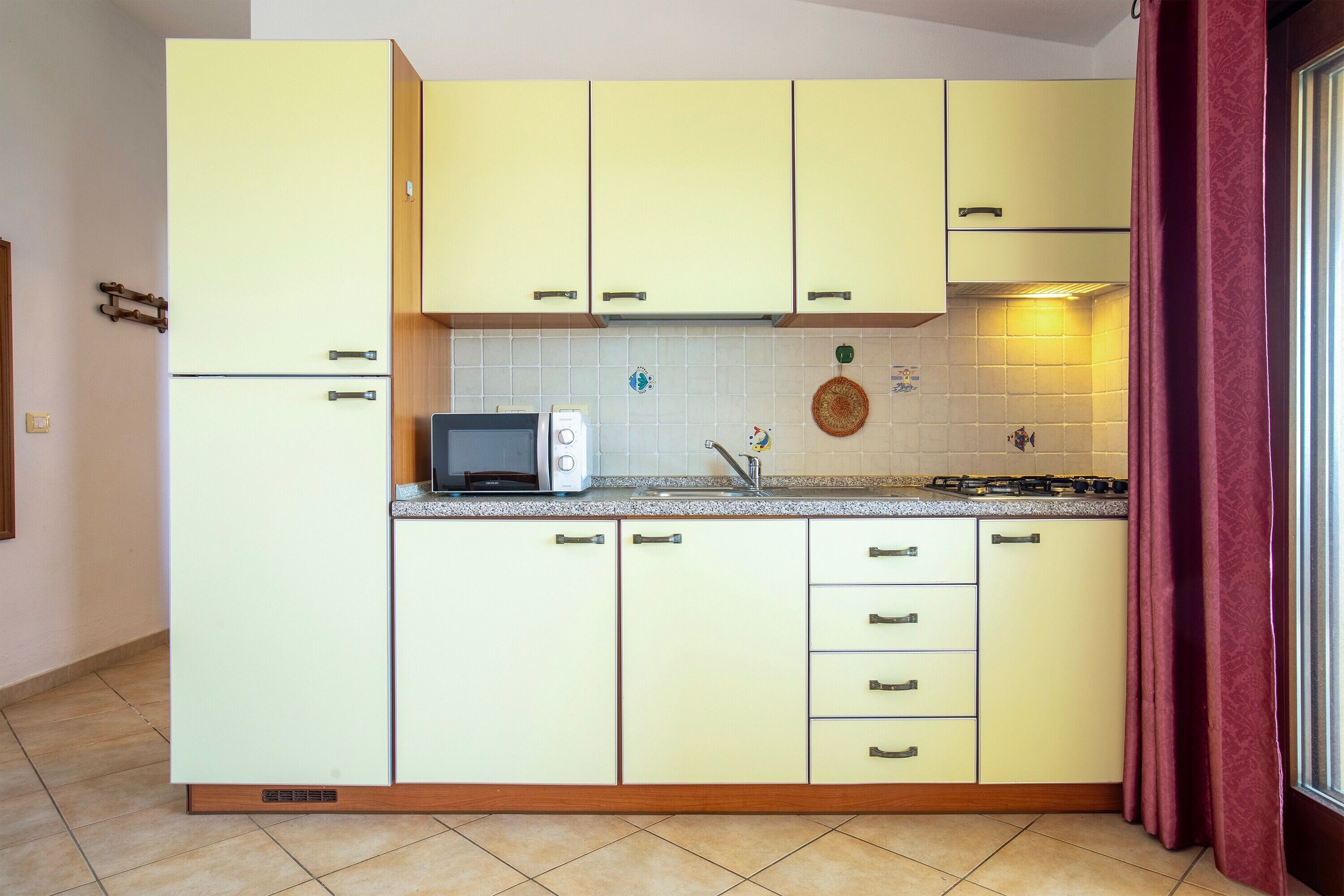 Kühlschrank, Mikrowelle, Herdplatte, Wasserkocher mit Kaffee-/Teezubehör