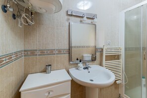 Shower, towels