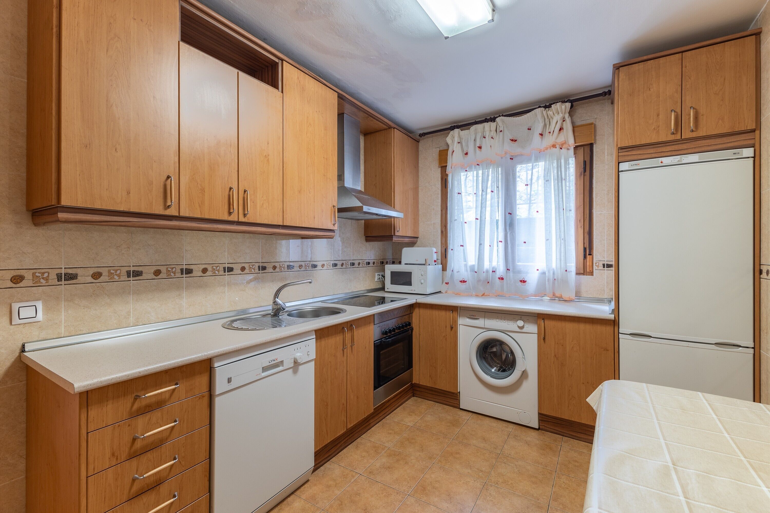 Frigorífico, microondas, horno y placa de cocina