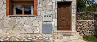 Holiday Home Paraíso Ground Floor - Lake Views, Gredos & Garden