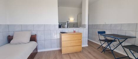 1 bedroom, bed sheets