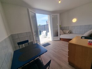 Interior - 2-person studio, private enclosed terrace, private parking space (Les Sables-d'Olonne)